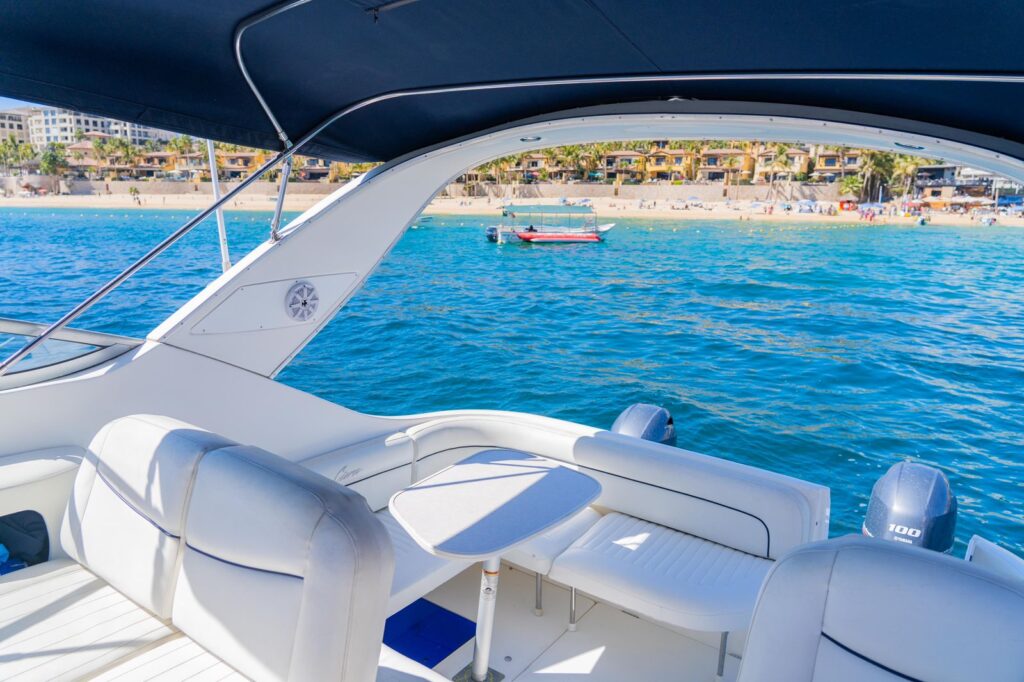 Yacht 32 ft cockpit and shaded seating