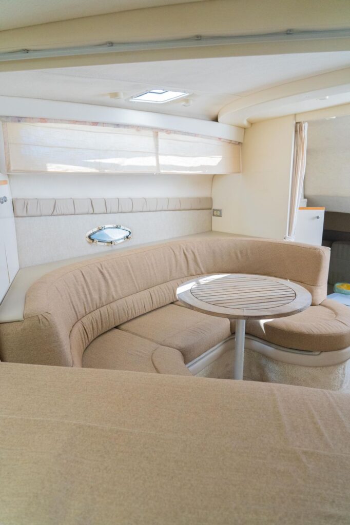 Yacht 32 ft cabin with table and seating