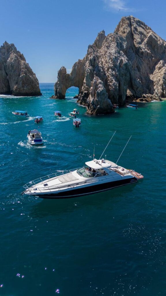 Luxury yacht 69 ft anchored near El Arco